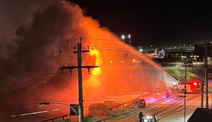 Des pompiers tentent d'éteindre un incendie à Iqaluit, le 8 janvier 2025. 