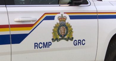 Un logo sur le bord d'une voiture de la GRC à McCreary le 17 août 2024.