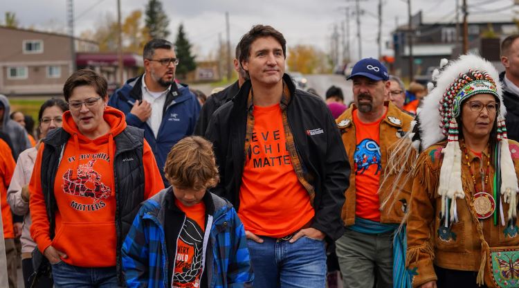 Le premier ministre Justin Trudeau a participé à une marche de sensibilisation à l'occasion de la Journée nationale de la vérité et de la réconciliation à La Ronge, en Saskatchewan, le 30 septembre 2023.