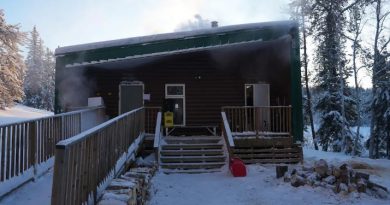 Bâtiment en bois en hiver, le 17 décembre 2024.