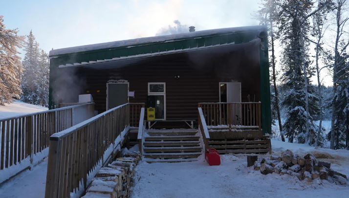 Bâtiment en bois en hiver, le 17 décembre 2024.