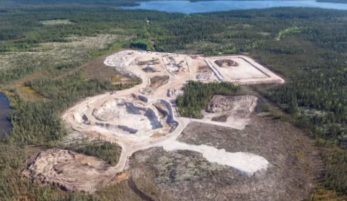Vue aérienne d'une mine près de Yellowknife, en été.
