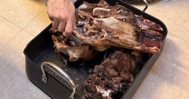 Du gibier dans un plateau.