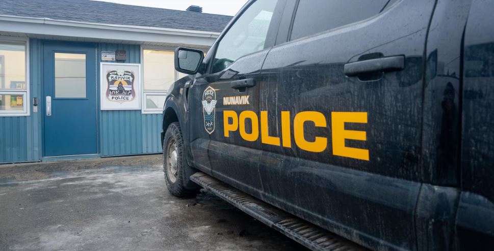 Une voiture de police avec l'emblème du corps policier, le 5 novembre 2024.