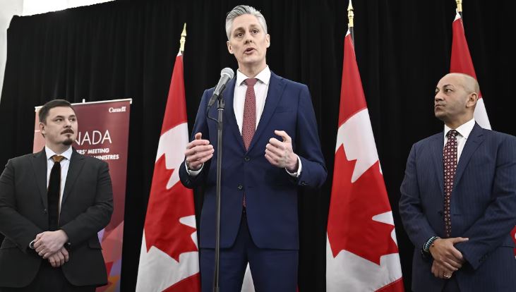 Le premier ministre du Nunavut, P.J. Akeeagok, le premier ministre des Territoires du Nord-Ouest, R.J. Simpson et le premier ministre du Yukon, Ranj Pillai, à Ottawa le 15 janvier 2025.