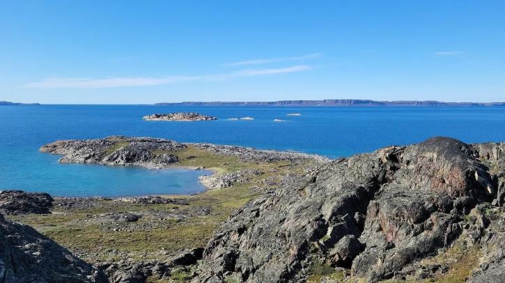 Océan arctique et littoral rocheux, au Nunavut, en été.