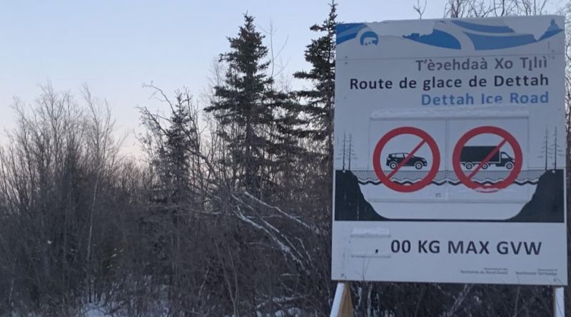 Un panneau de l'entrée de la route de glace menant de Yellowknife à Dettah.