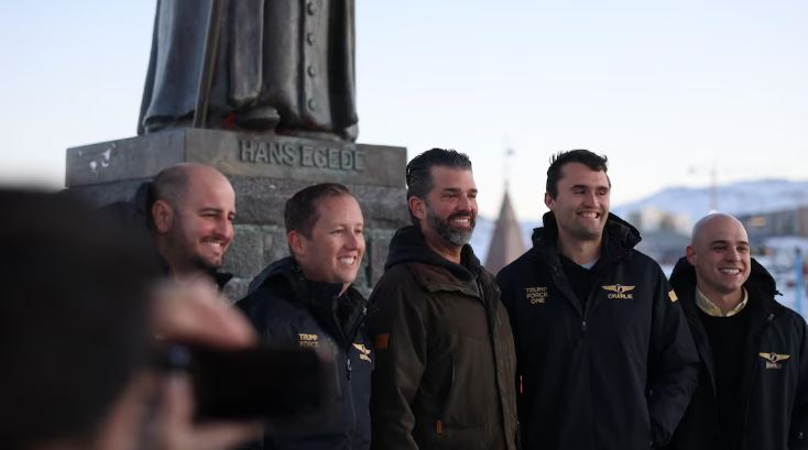 Donald Trump Junior pose pour des photos avec quatre autres personnes le 7 janvier 2025.