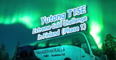 Photo d'un autobus lors d'une aurore boréale. Un texte indiquant « Yutong T15E » apparaît à l'écran.