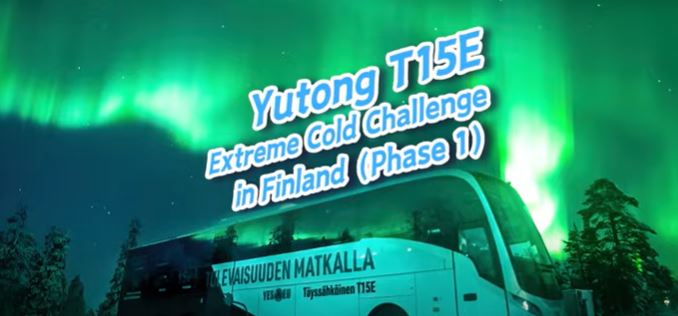 Photo d'un autobus lors d'une aurore boréale. Un texte indiquant « Yutong T15E » apparaît à l'écran.
