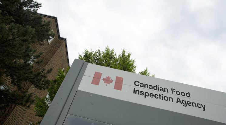 Une affiche des bureaux de l'Agence canadienne d'inspection des aliments.