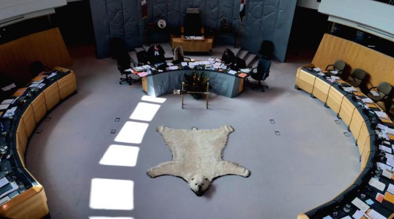 Une peau d'ours polaire décore la chambre de l'Assemblée législative des T.N.-O.