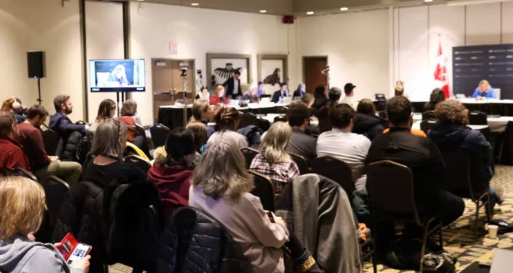 L'audience a attiré beaucoup de résidents.