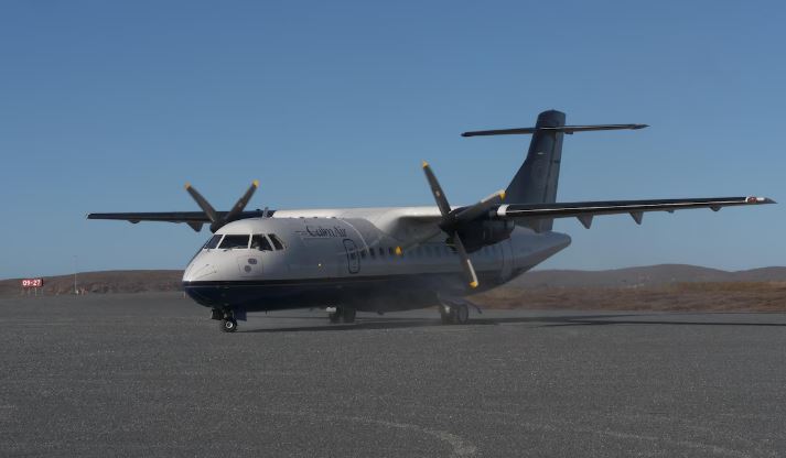 Un avion de la compagnie aérienne Calm Air sur la piste d'atterrissage de Sanikiluaq, au Nunavut, en octobre 2021.