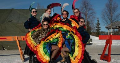 Six danseuses de cancan au festival Rendezvous, le 21 février 2025.