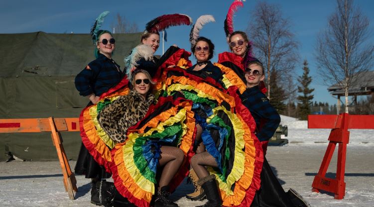 Six danseuses de cancan au festival Rendezvous, le 21 février 2025.