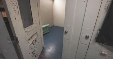 Une porte de cellule ouverte.