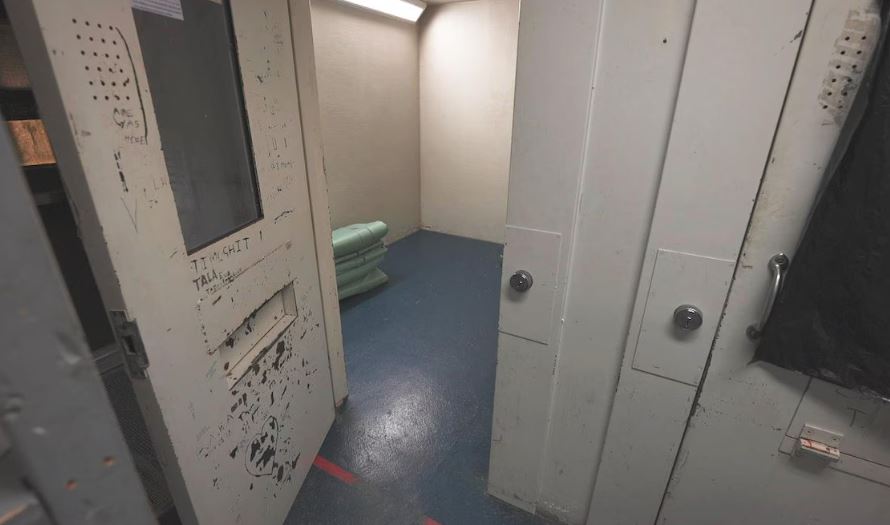 Une porte de cellule ouverte.