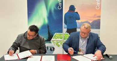 Jimi Onalik et Thomas Tyt Mogensen signent l'accord.