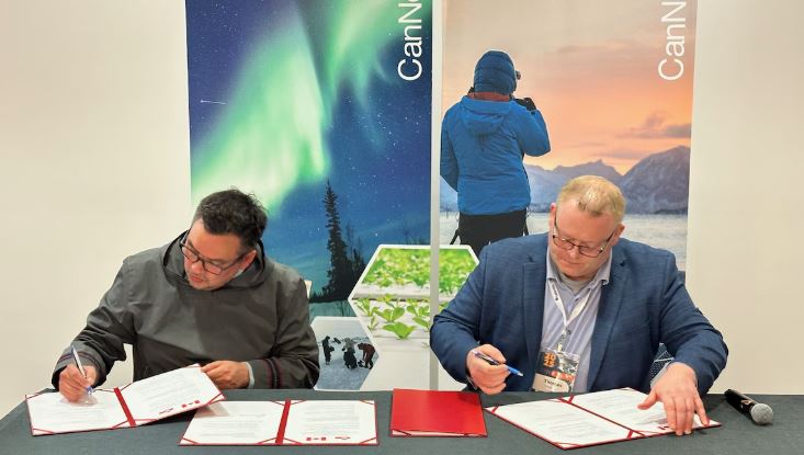 Jimi Onalik et Thomas Tyt Mogensen signent l'accord.