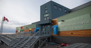 L'entrée de l'école secondaire Tugaalik à Naujaat au Nunavut.