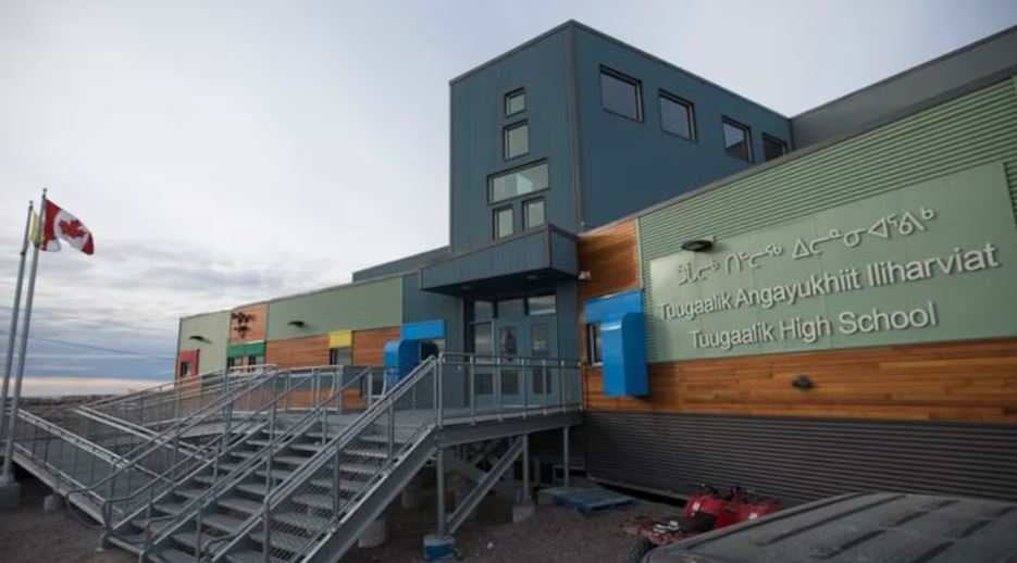 L'entrée de l'école secondaire Tugaalik à Naujaat au Nunavut.
