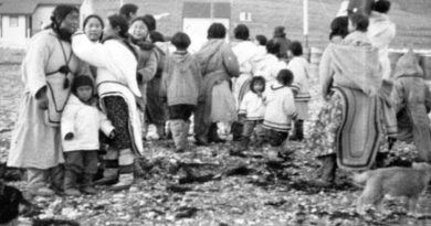 Photo d'archives prise en 1944 montrant des femmes et des enfants avec des bâtiments en arrière-plan.