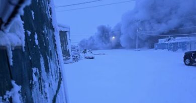 Une immense colonne de fumée s'échappe de l'aréna en feu à Igloolik.