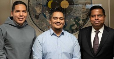Natan Obed, président d'Inuit Tapiriit Kanatami; Jeremy Tunraluk, président de Nunavut Tunngavik; et Gary Anandasangaree, ministre des Relations Couronne-Autochtones et des Affaires du Nord du Canada.