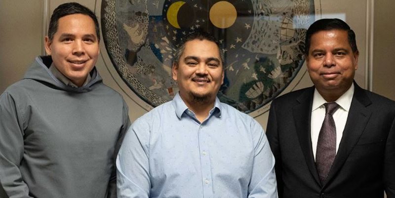 Natan Obed, président d'Inuit Tapiriit Kanatami; Jeremy Tunraluk, président de Nunavut Tunngavik; et Gary Anandasangaree, ministre des Relations Couronne-Autochtones et des Affaires du Nord du Canada.