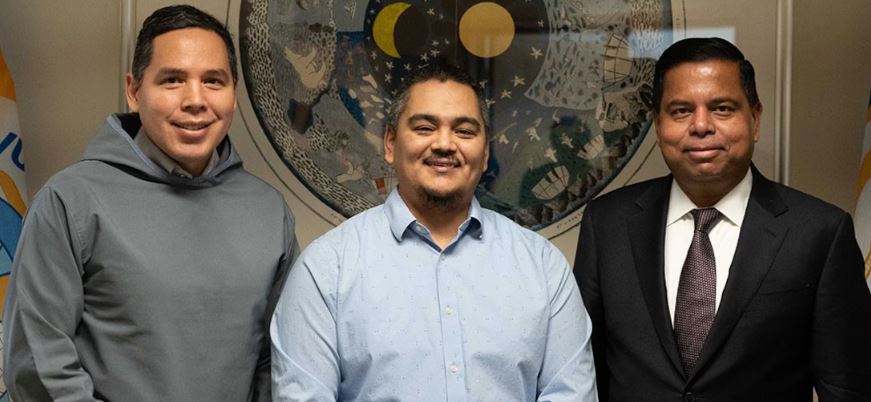 Natan Obed, président d'Inuit Tapiriit Kanatami; Jeremy Tunraluk, président de Nunavut Tunngavik; et Gary Anandasangaree, ministre des Relations Couronne-Autochtones et des Affaires du Nord du Canada.