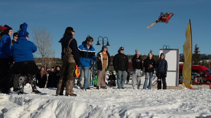 Un jeune lance une scie mécanique à Whitehorse, le 21 février 2025. 