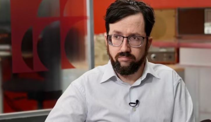 Un homme est assis et donne une entrevue à la station de CBC à Iqaluit, au Nunavut.