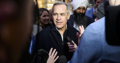 Mark Carney interrogé par des journalistes.