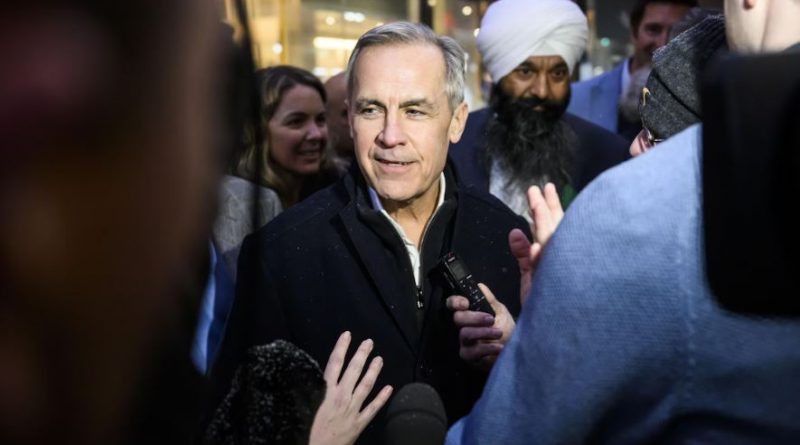Mark Carney interrogé par des journalistes.