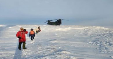 Un hélicoptère dans la toundra.