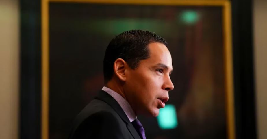 Natan Obed fait un discours.