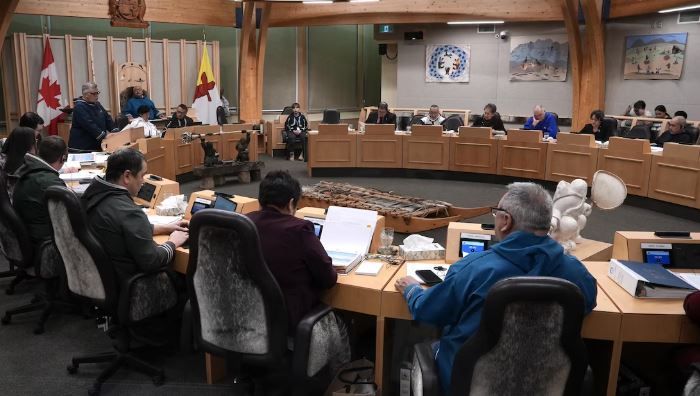 Des ministres et des députés réunis en Chambre lors du dépôt du budget de fonctionnement et d'entretien à l'Assemblée législative du Nunavut, à Iqaluit, le 24 février 2025.