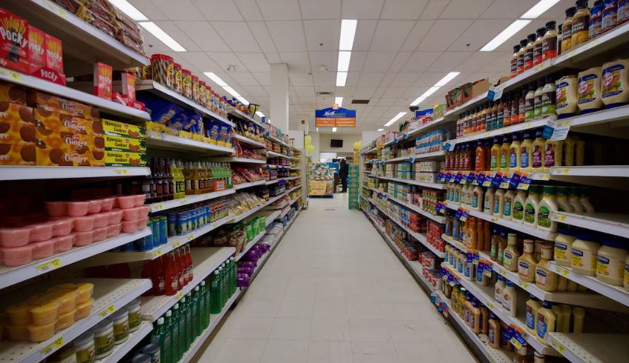 Une allée d'épicerie, à Iqaluit, au Nunavut, le 15 décembre 2023.