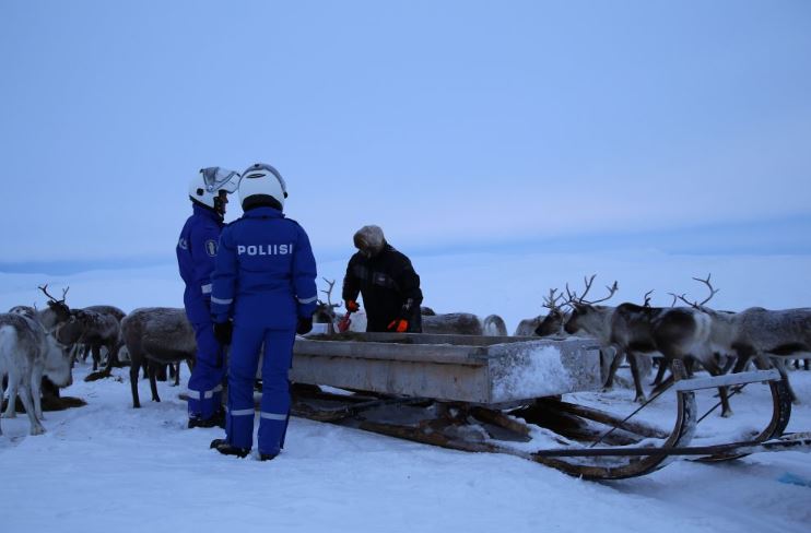 Des policiers dans l'Arctique finlandais.