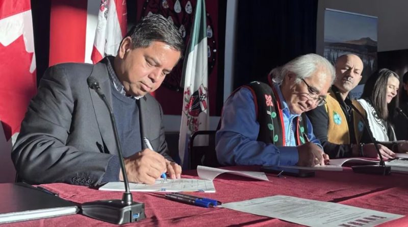 Les quatre ministres assis à une longue table en train de signer l'accord.