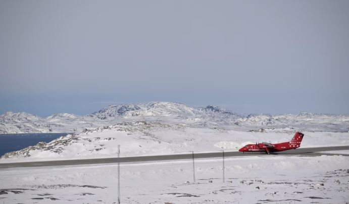 Un avion de la compagnie aérienne Air Greenland sur le tarmac de la piste d'atterrissage de Nuuk.