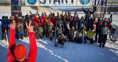 Des personnes devant une ligne de départ à Teslin, le 2 février 2025.