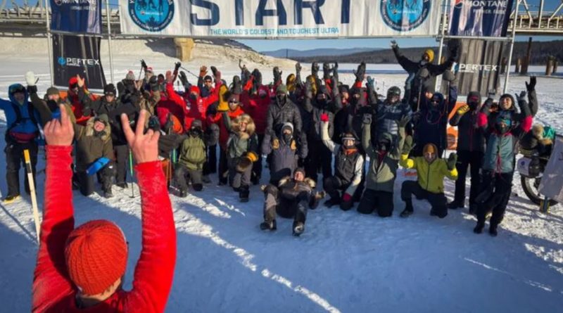 Des personnes devant une ligne de départ à Teslin, le 2 février 2025.