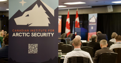 Une bannière avec le nom et le logo de l'institut canadien de la sécurité de l'Arctique, le 27 mars 2025.