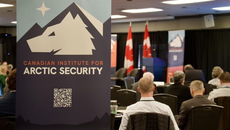 Une bannière avec le nom et le logo de l'institut canadien de la sécurité de l'Arctique, le 27 mars 2025.