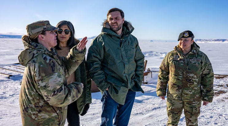 J.D. Vance et sa femme en présence de militaires groenlandais à l'extérieur.