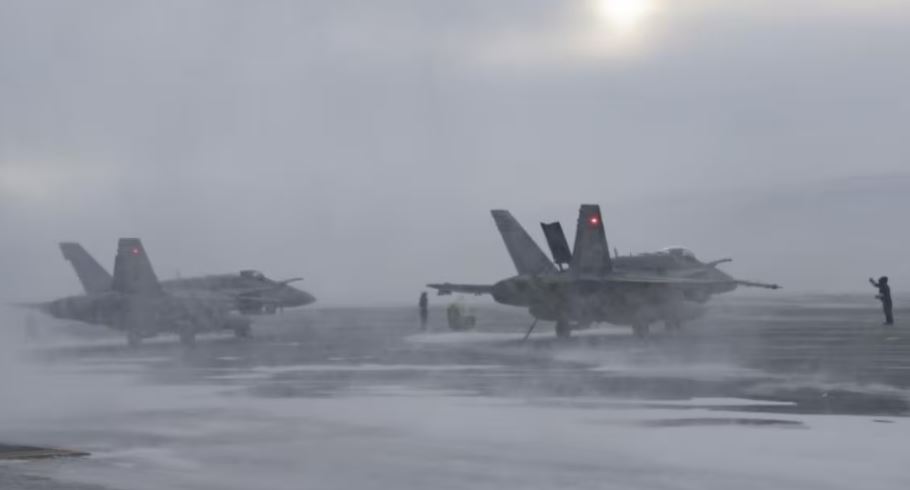 Des avions de combat américains sur le tarmac de la base aérienne de Pituffik.