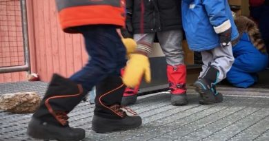 Des enfants entrent dans leur école.