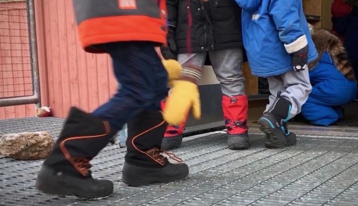 Des enfants entrent dans leur école.